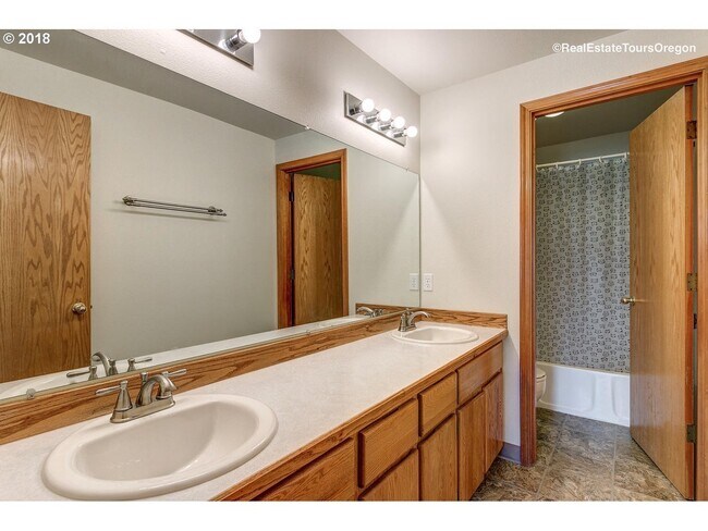 Building Photo - 7548 SE Hacienda St