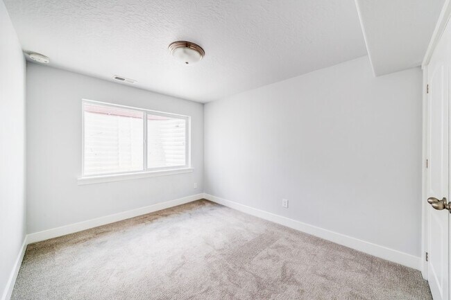 Building Photo - 16422 S Bull Spgs Ln
