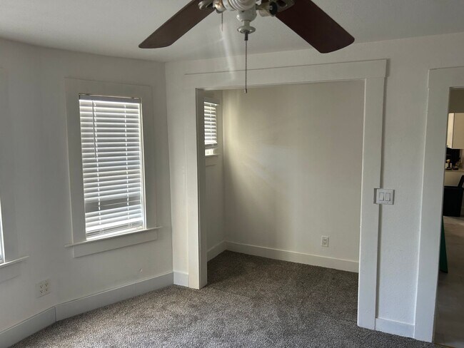 Building Photo - 3 Bedroom Unit Available Now!!
