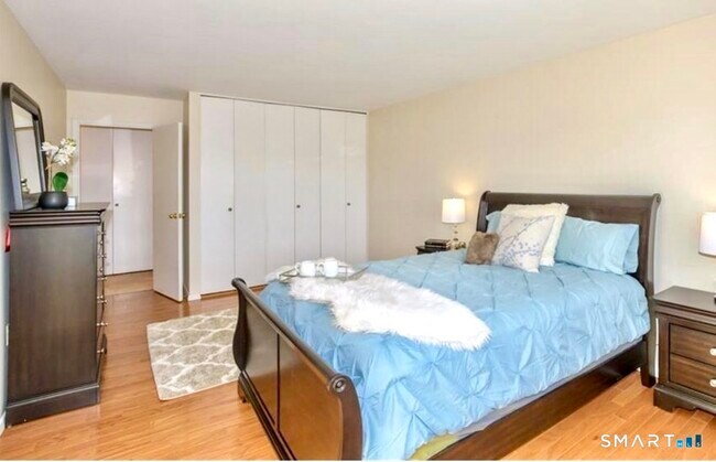 Building Photo - 893 Farmington Ave