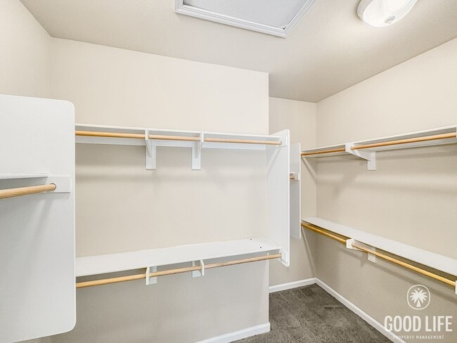 Building Photo - Stunning Home with Modern Comforts Spaciou...