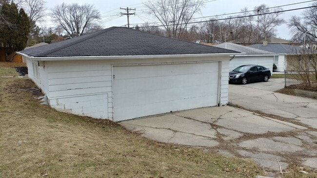 Building Photo - 3 Bedrooom Home Located in the Heart of We...