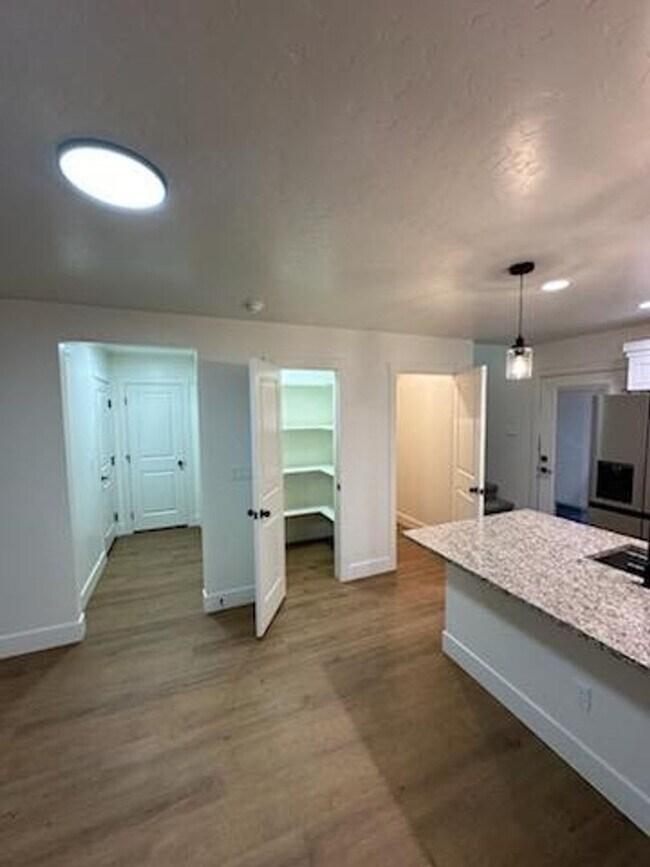 Building Photo - 3 bed 2.5 bath townhome!