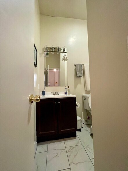 Building Photo - 1459 N Milwaukee Ave