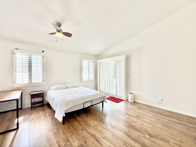 Building Photo - AVAILABLE NOW!! GORGEOUS 2 BEDROOM 2 BATHROOM Home in Palm Desert!