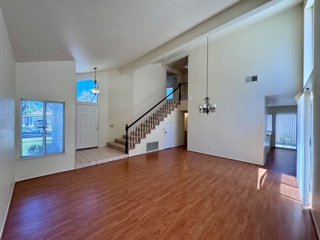 Building Photo - Spacious 3 Bedroom Home with High Ceilings...