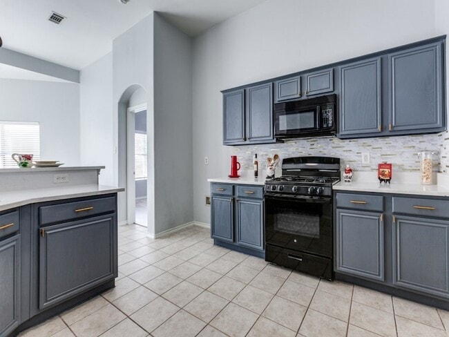 Building Photo - 1305 Greenbriar Ln