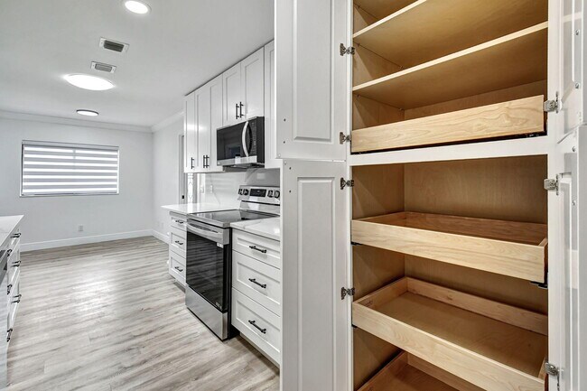 Building Photo - 4705 Fountains Dr S