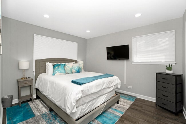 Building Photo - 570 E Higgins Rd