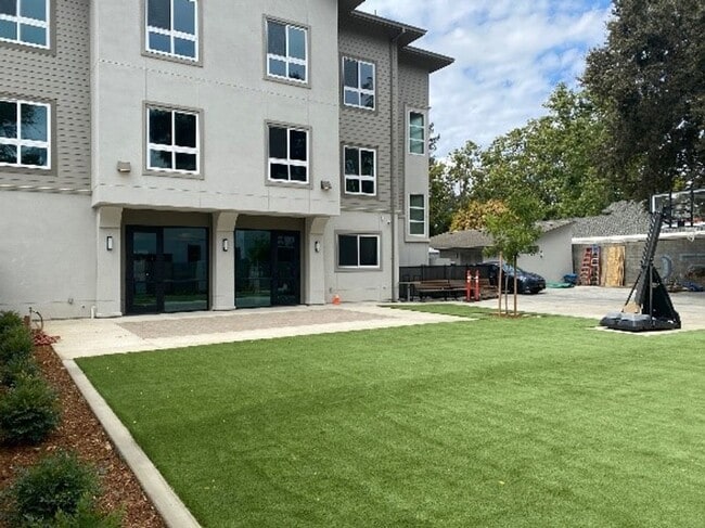 Building Photo - Newer construction large 3 story home