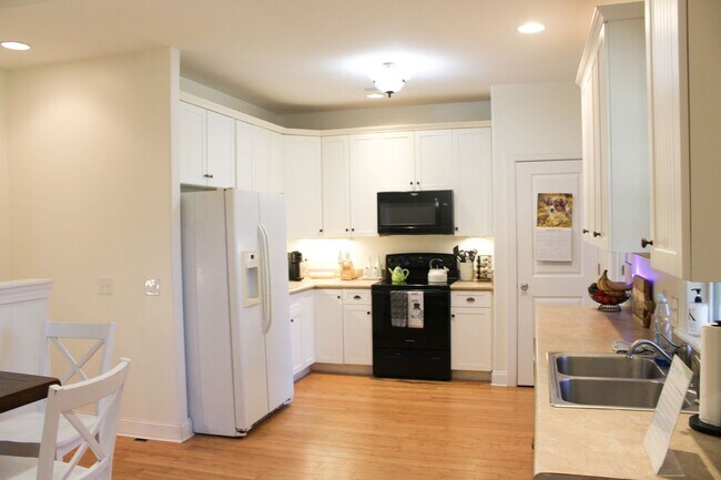 Building Photo - Charming 3BD, 2BA home with spacious yard ...