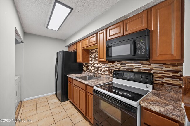 Building Photo - 10711 Whispering Woods Pl