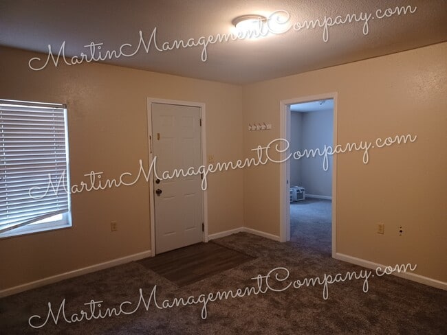 Building Photo - 617 E 11th St