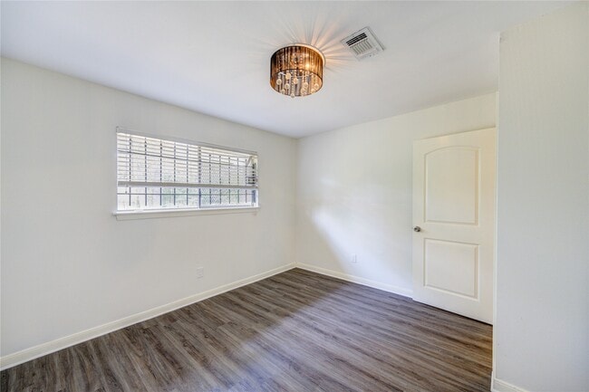 Building Photo - 9811 Shadydale Ln