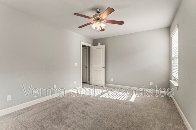 Building Photo - 3205 SW Riverstone Ave