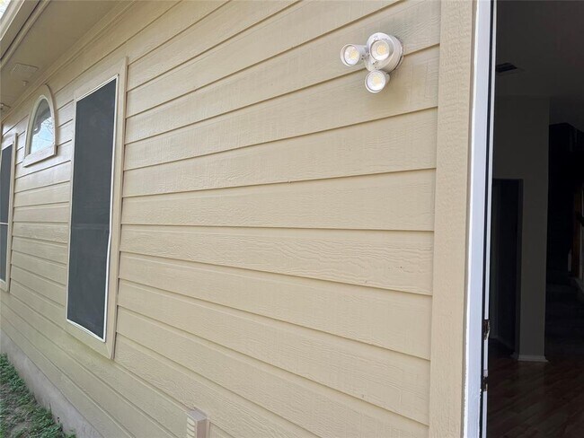 Building Photo - 10306 Snapdragon Dr