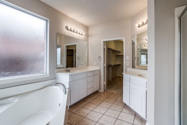 Building Photo - 7231 Summit Parc Dr
