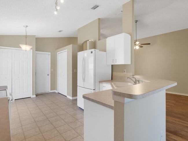 Building Photo - 962 E 13th Square