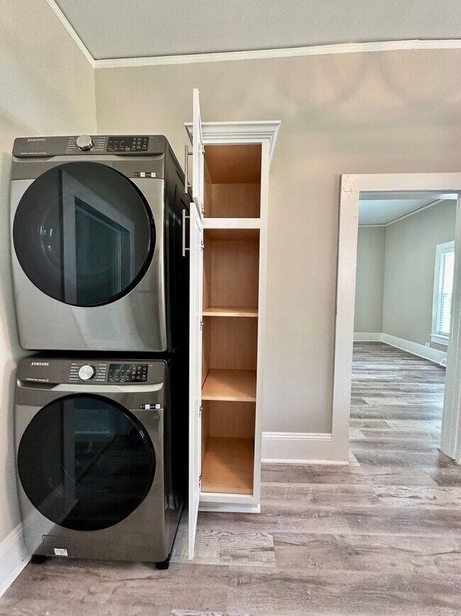 Building Photo - Beautifully Renovated 2 Bedroom 1 Bathroom...