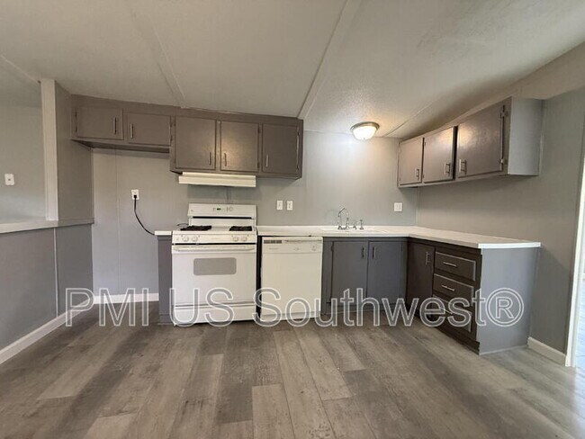 Building Photo - 314 Riverwood Ln