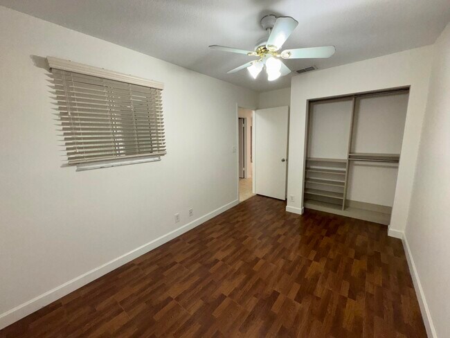 Building Photo - 6447 Parkview Dr