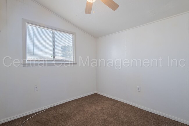 Building Photo - 2 Bedroom/1 Bath Home - $1250 per month!