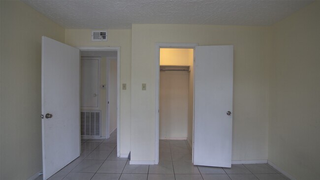 Building Photo - 9102 Benthos Dr