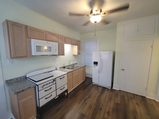 Building Photo - Located within 5 minutes of the Beach and 5 minutes UTMB