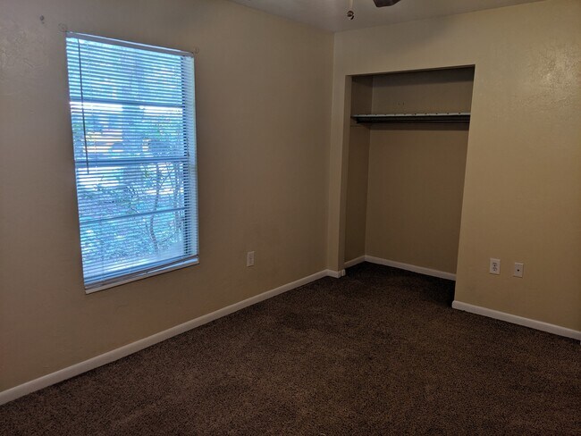 Building Photo - 4-bedroom, 2-bath home on University Ave next to UF