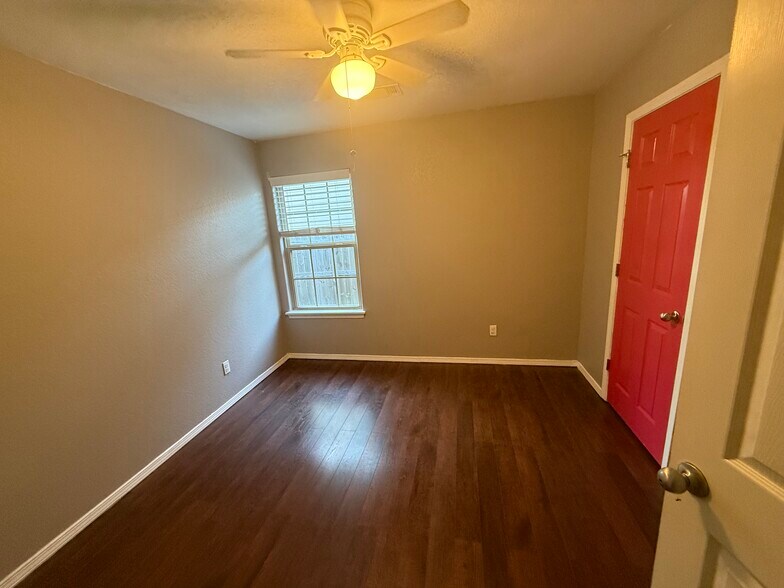 1st bedroom - 2410 Ridgeway Ln