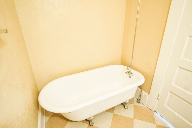 Building Photo - Beautiful and Spacious Studio in Fantastic Location Ready Mid-May!