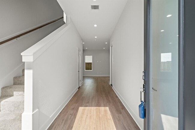 Building Photo - 833 Dorchester St