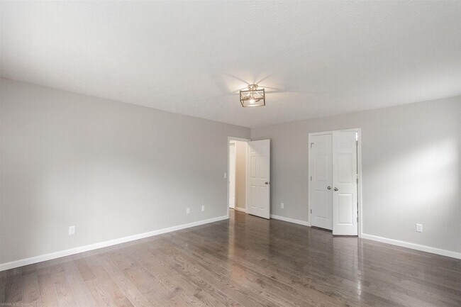 Building Photo - 6 bed/3 1/2 bath.  Pet Friendly