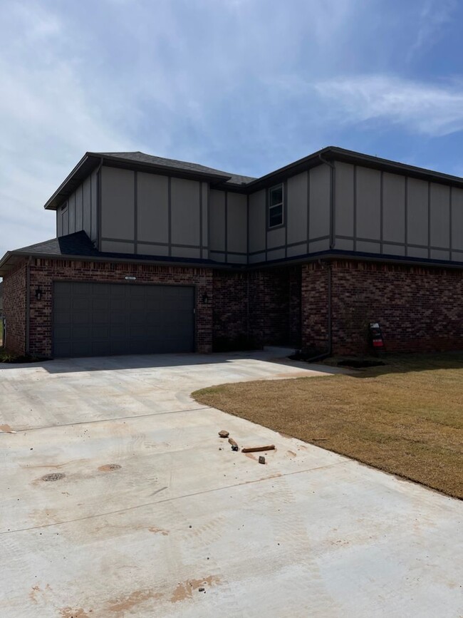 Building Photo - The Enclave-3 bed 2.5 bath home