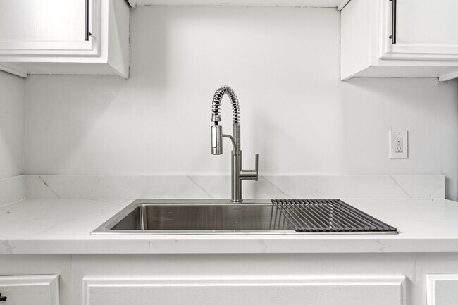 Building Photo - Fully Renovated 2 Bed, 1 Bath Oakland Home with In-Unit Laundry