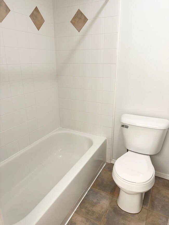 Building Photo - Great Crown Hill Townhouse Near Carkeek Pa...