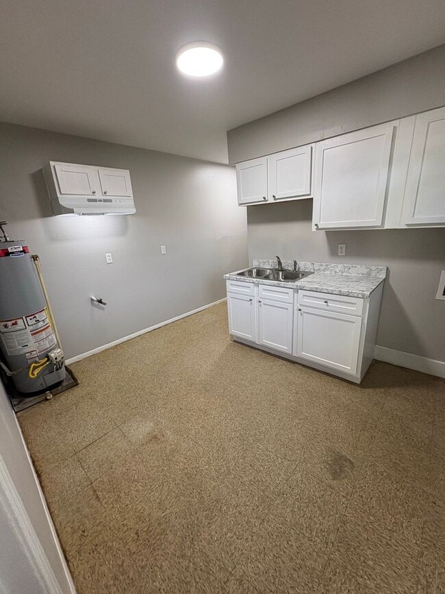 Building Photo - Charming 2 bedroom 1 bath duplex - Open To Section 8