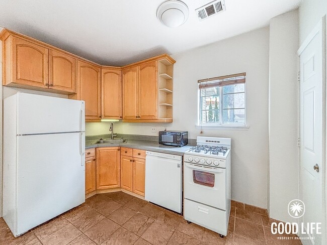 Building Photo - SD: Comfortable Junior 1BD/1BA Unit in Hillcrest with On-Site Laundry & Shared Courtyard
