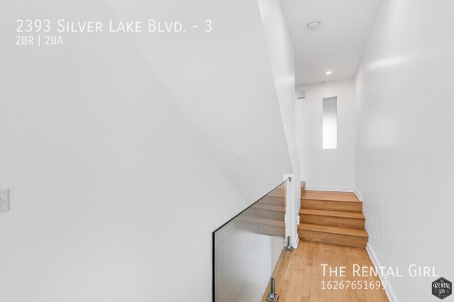 Building Photo - Spacious Silver Lake Townhome | Multi-Leve...