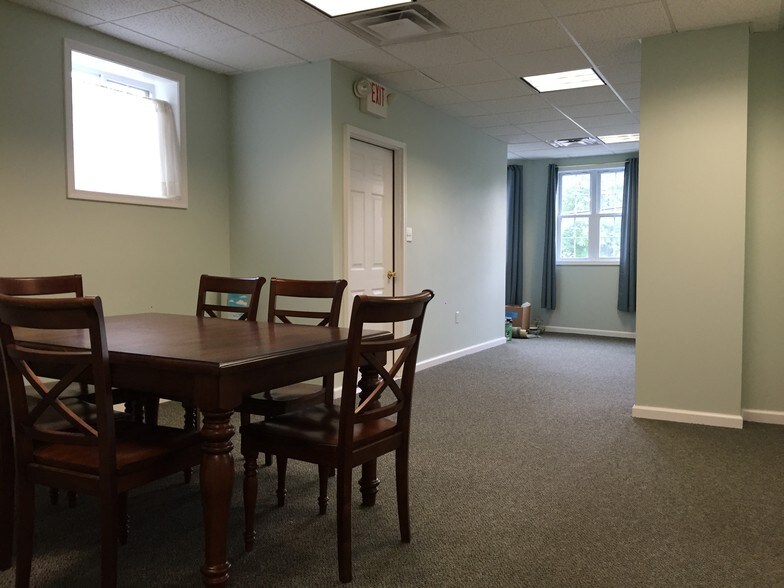 Dining area - 1440 N Washington Ave