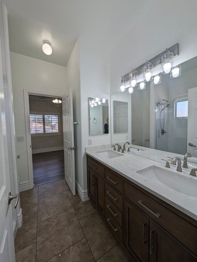 Building Photo - BEAUTIFUL executive style home w/ entertainer's dream backyard!