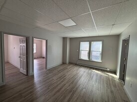 Building Photo - 7 S Market St