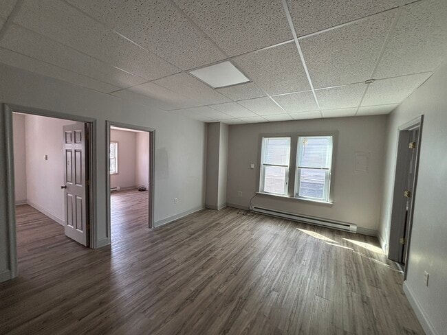 Building Photo - 7 S Market St