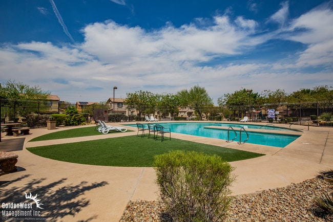 Building Photo - Spacious 3Bdm 2.5Ba Home with Modern Touch...