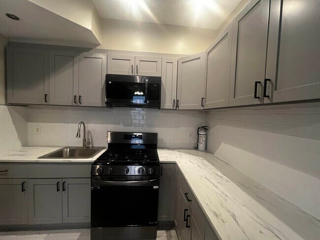 Building Photo - 633 37th St