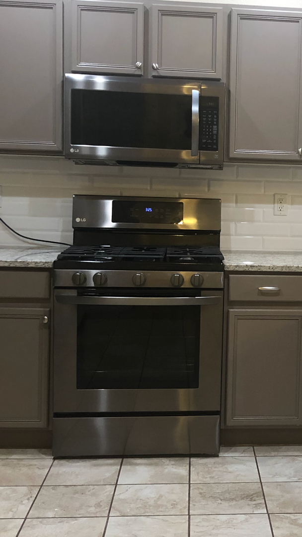 Building Photo - Well Maintained 2 Bed 3 Bath 2 Car Two-sto...