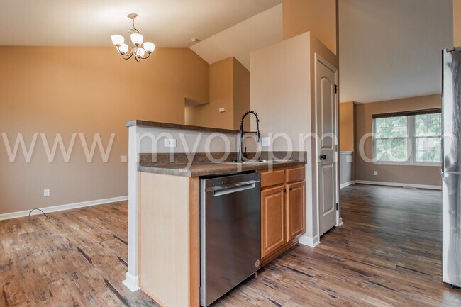 Building Photo - Available NOW! | 3 Bedroom / 2 Bathroom Home | Bennington
