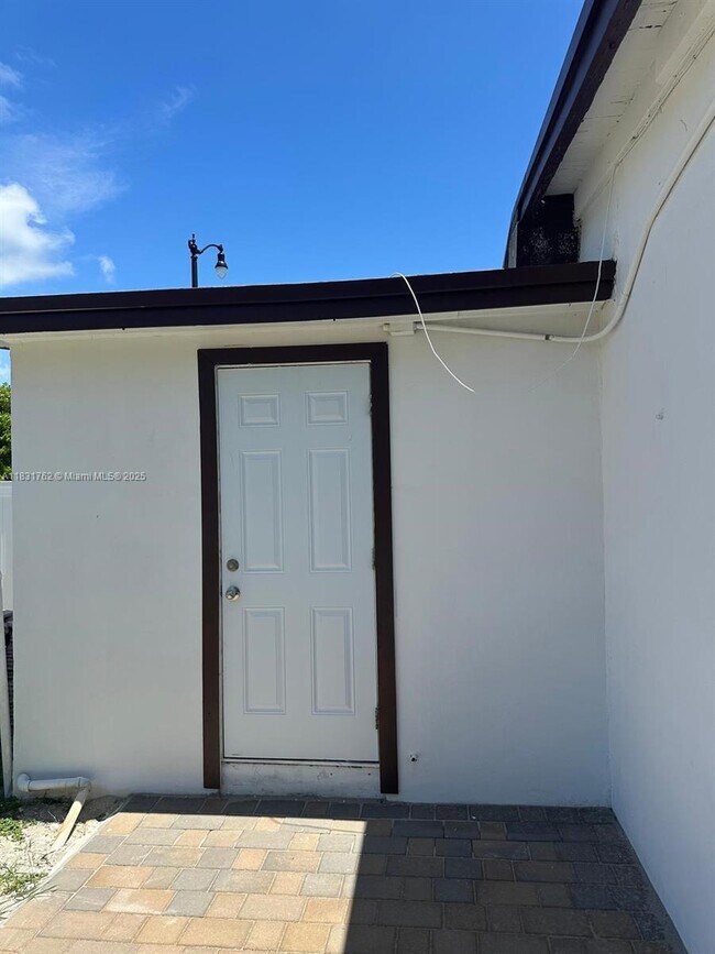 Building Photo - 1754 NE 48th Ct