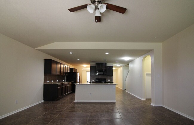 Building Photo - Gorgeous 5/2.5 Home Available for Immediat...