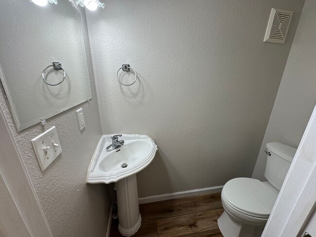 Building Photo - 3 bedroom, 2.5 bathroom duplex located clo...